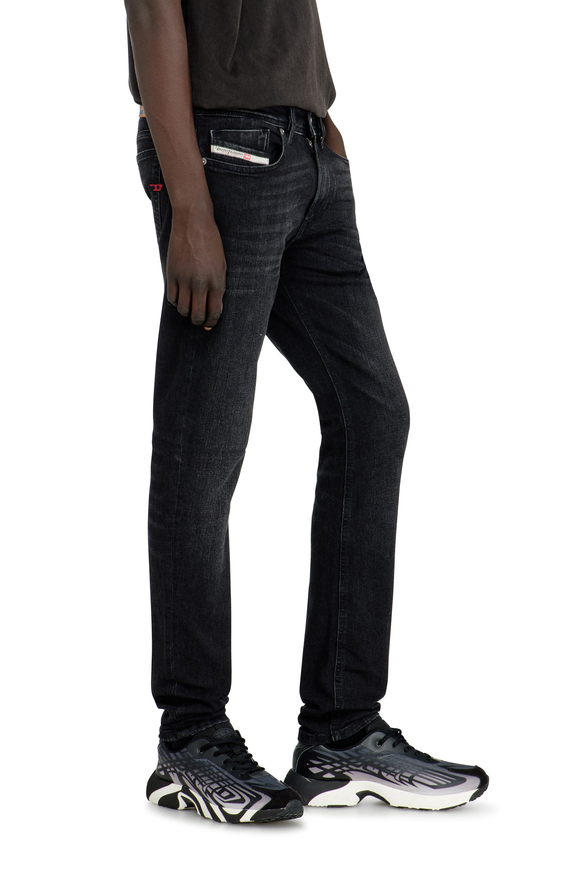 DIESEL ルーマニア製 ブラック コーティングデニム / SLEENKER DIESEL ルーマニア製 ブラック コーティングデニム / SLEENKER Men's