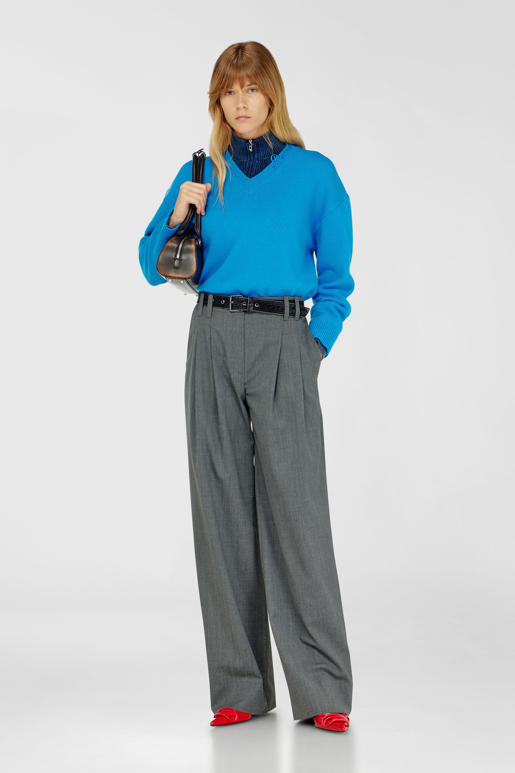 Wool V-neck jumper with neck logo